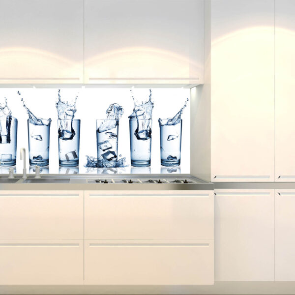 Küchenrückwand Folie - Glas wasser mit eis und spritzen