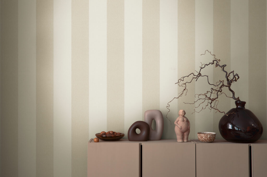 Streifentapete Beige-Creme-Braun mit Textilstruktur im modernen Landhaus-Stil